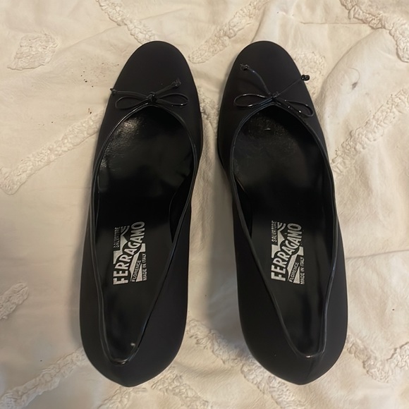 Salvatore Ferragamo black heels round toe - Picture 2 of 4